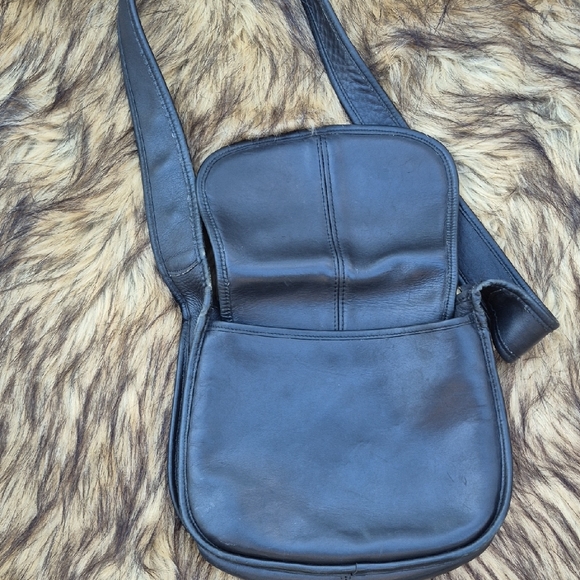 Coach Classic Black Leather Shoulder Bag - Picture 2 of 3
